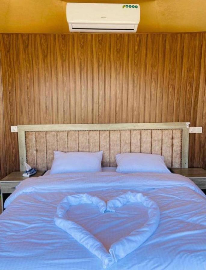 Appartamento Abdullah Luxury Camp Wadi Rum Esterno foto