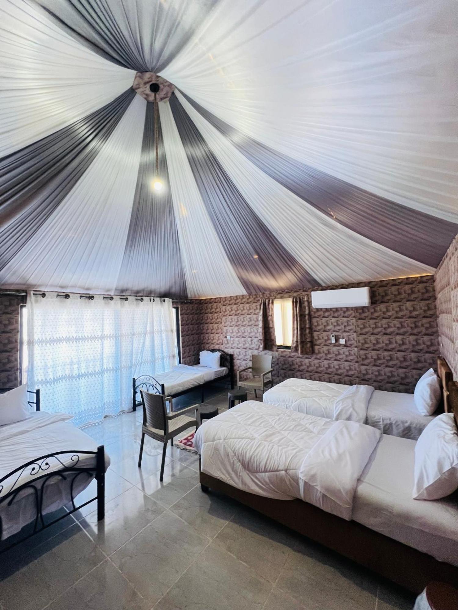Appartamento Abdullah Luxury Camp Wadi Rum Esterno foto