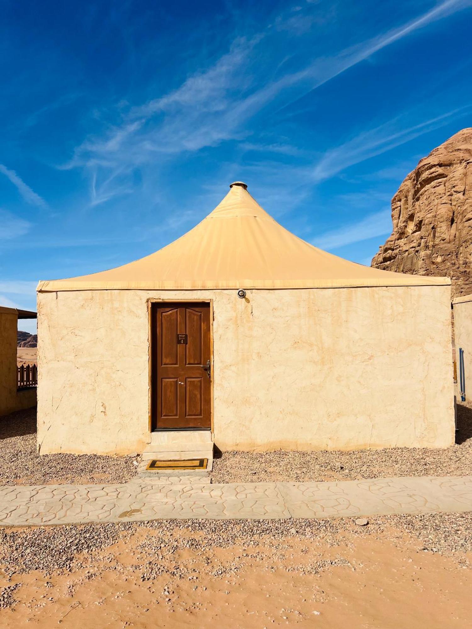 Appartamento Abdullah Luxury Camp Wadi Rum Esterno foto