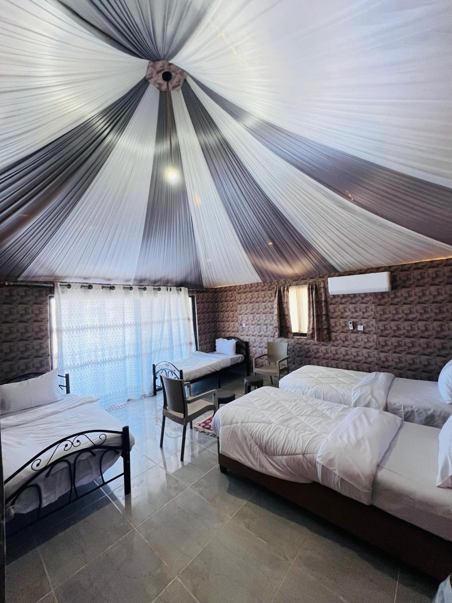 Appartamento Abdullah Luxury Camp Wadi Rum Esterno foto