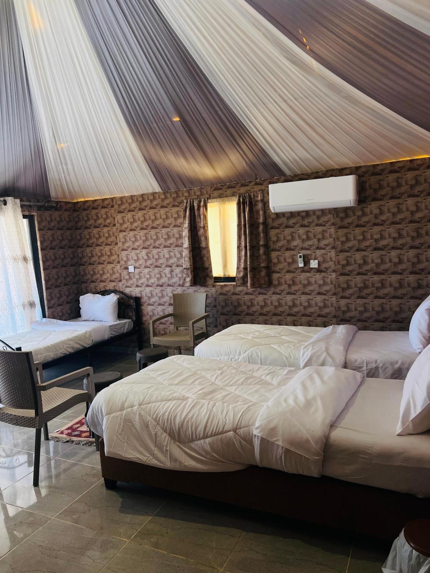 Appartamento Abdullah Luxury Camp Wadi Rum Esterno foto