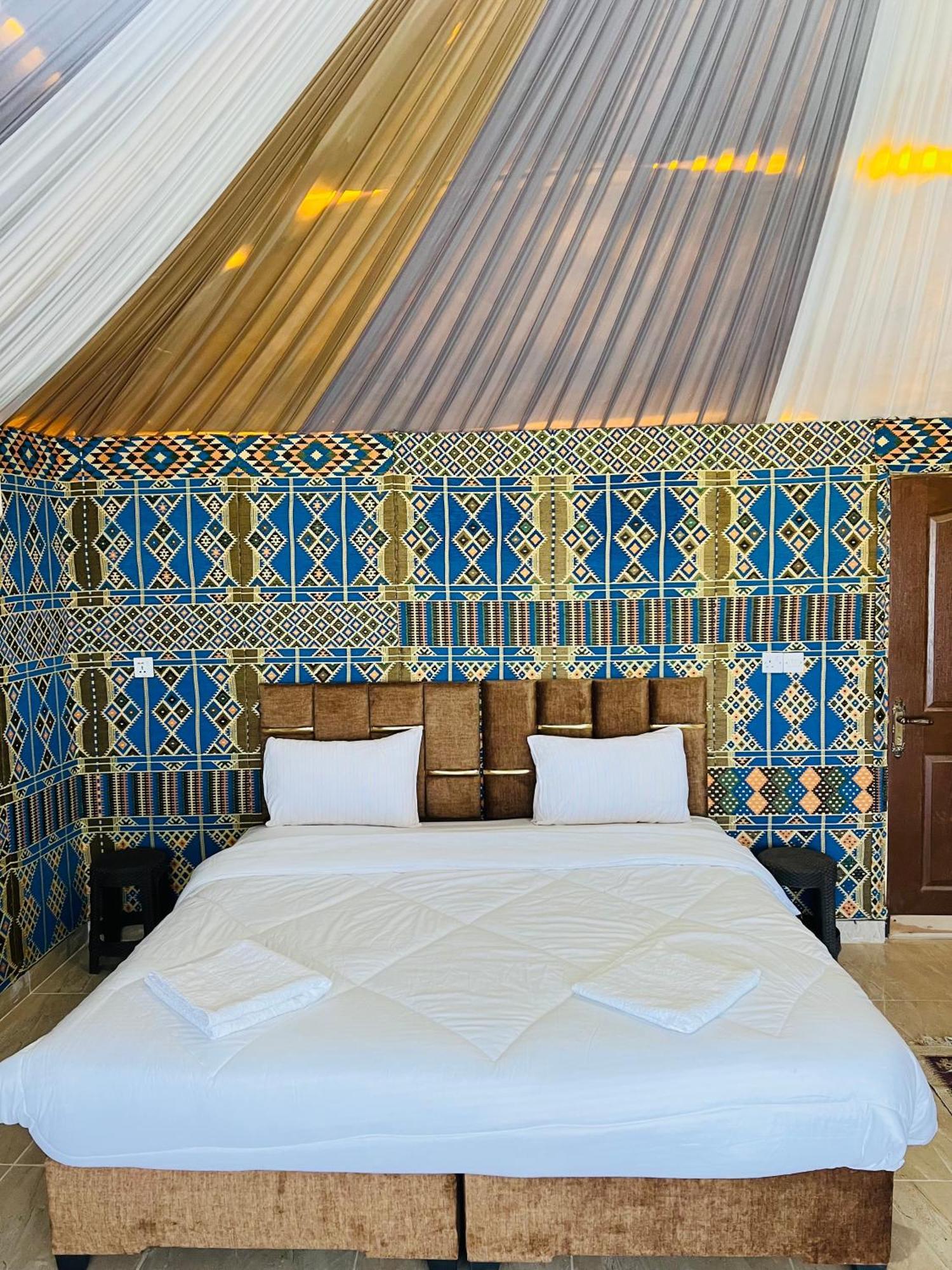 Appartamento Abdullah Luxury Camp Wadi Rum Esterno foto
