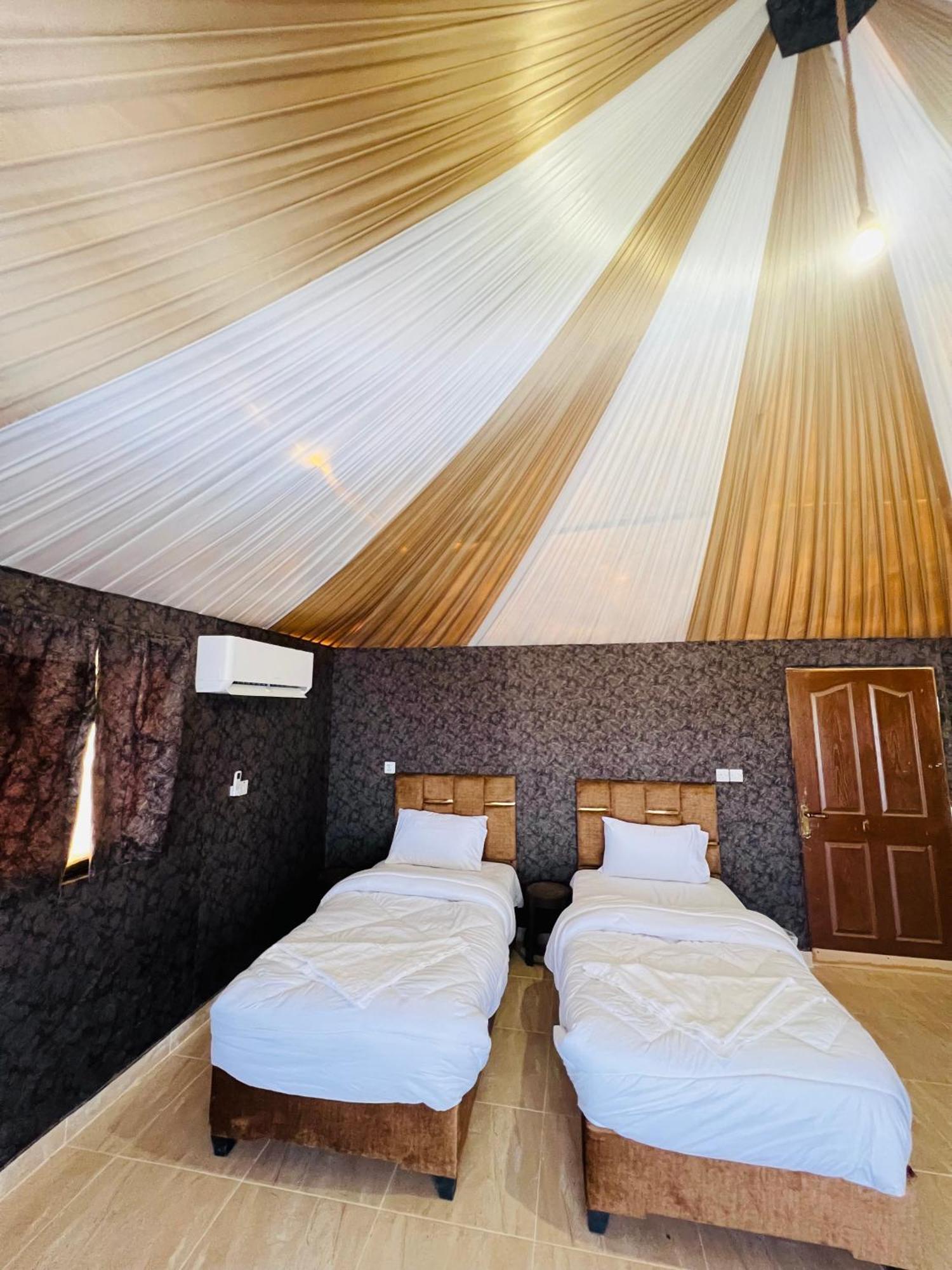 Appartamento Abdullah Luxury Camp Wadi Rum Esterno foto