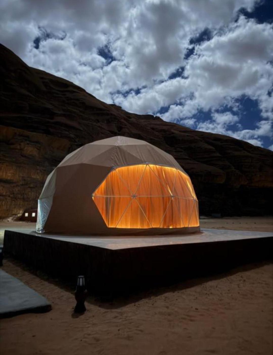 Appartamento Abdullah Luxury Camp Wadi Rum Esterno foto