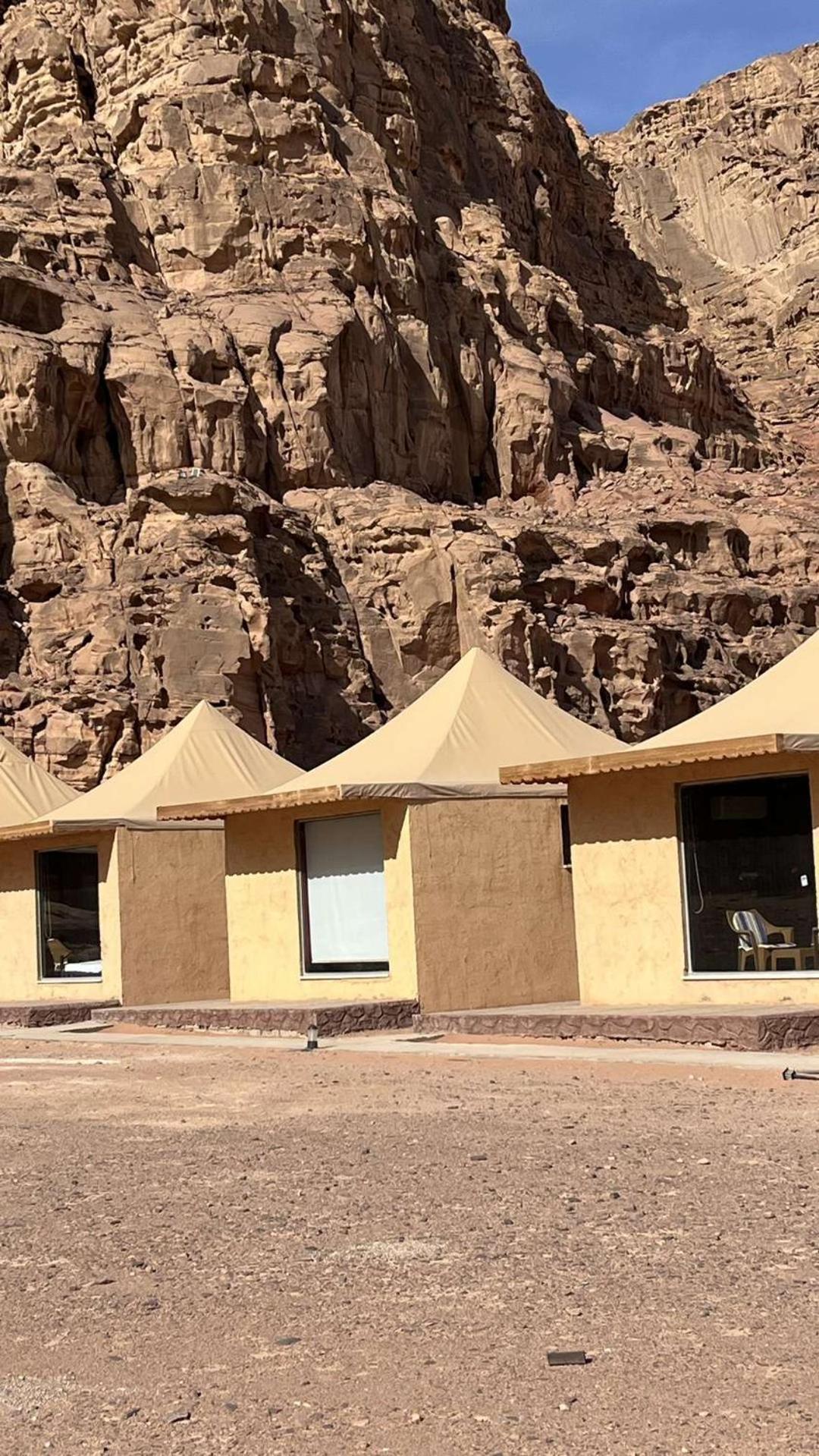 Appartamento Abdullah Luxury Camp Wadi Rum Esterno foto