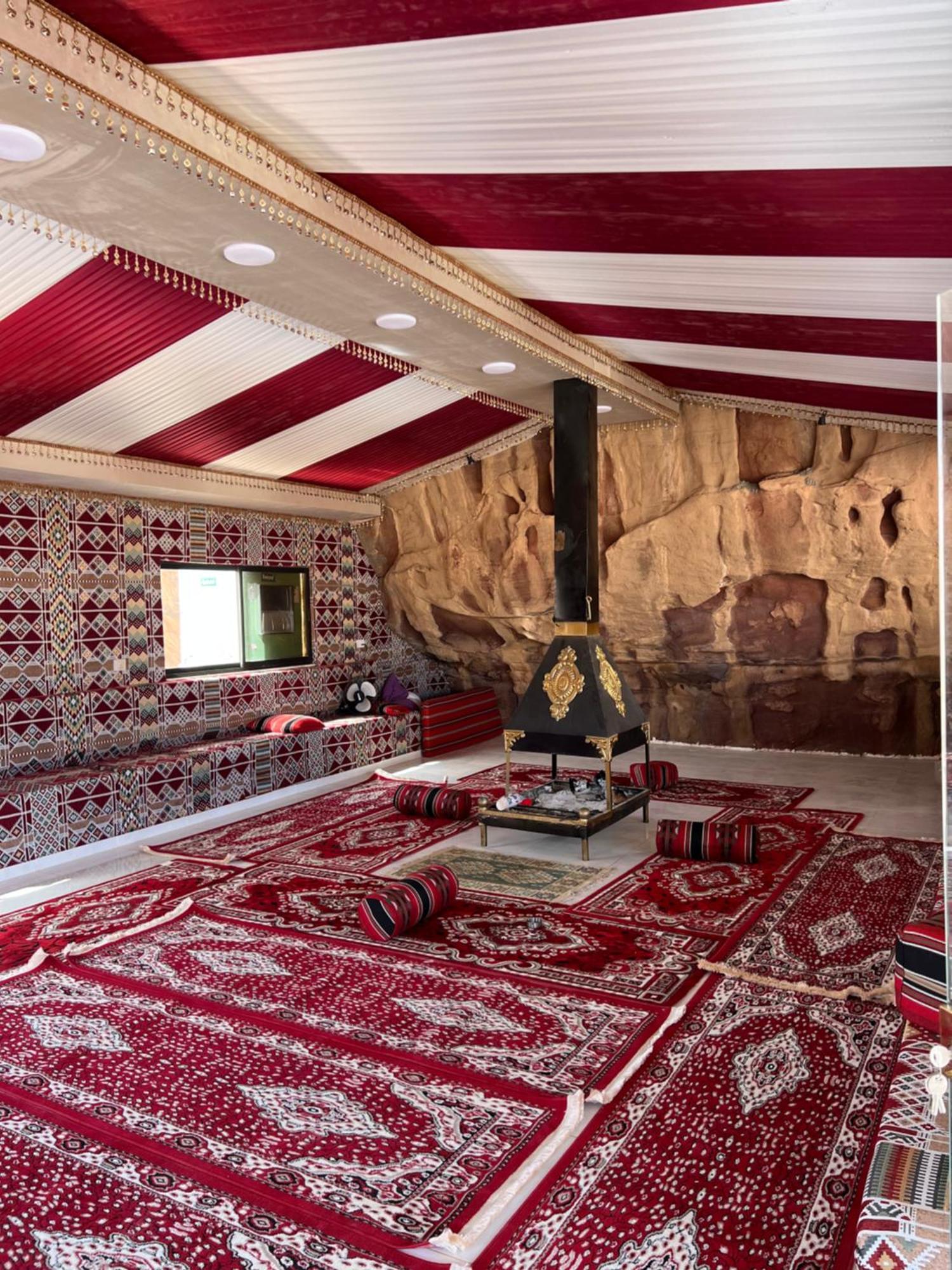 Appartamento Abdullah Luxury Camp Wadi Rum Esterno foto